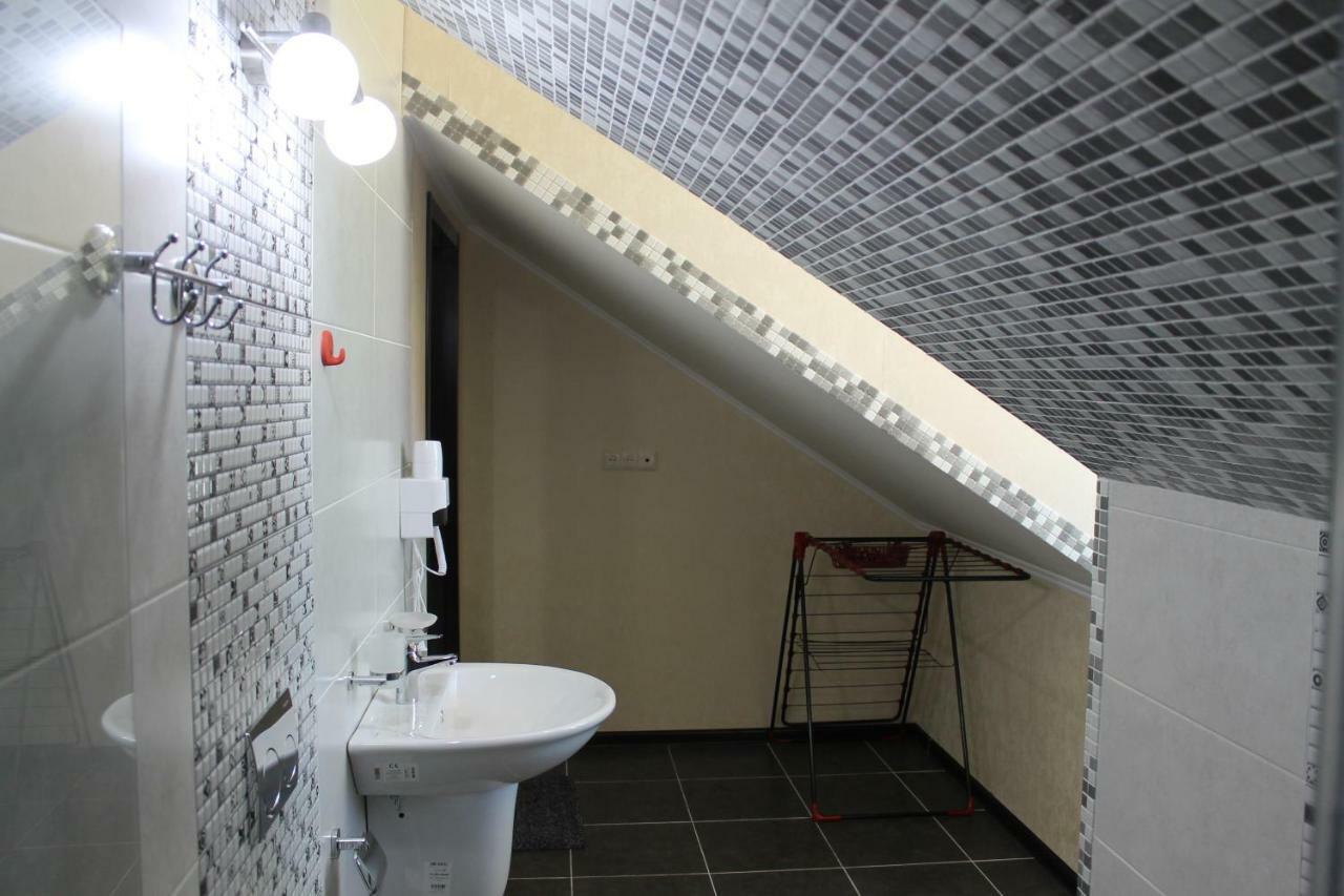 Hotel Lion Уреки Екстериор снимка