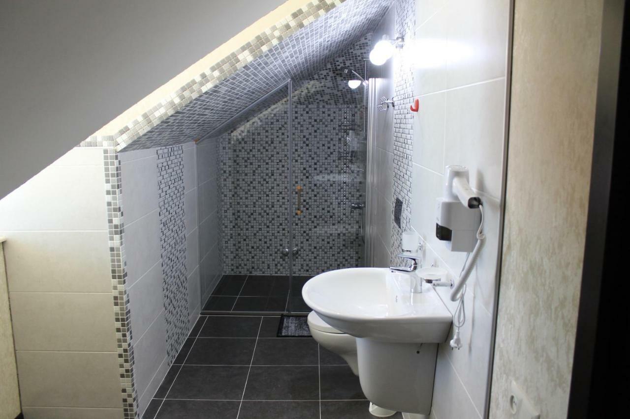 Hotel Lion Уреки Екстериор снимка